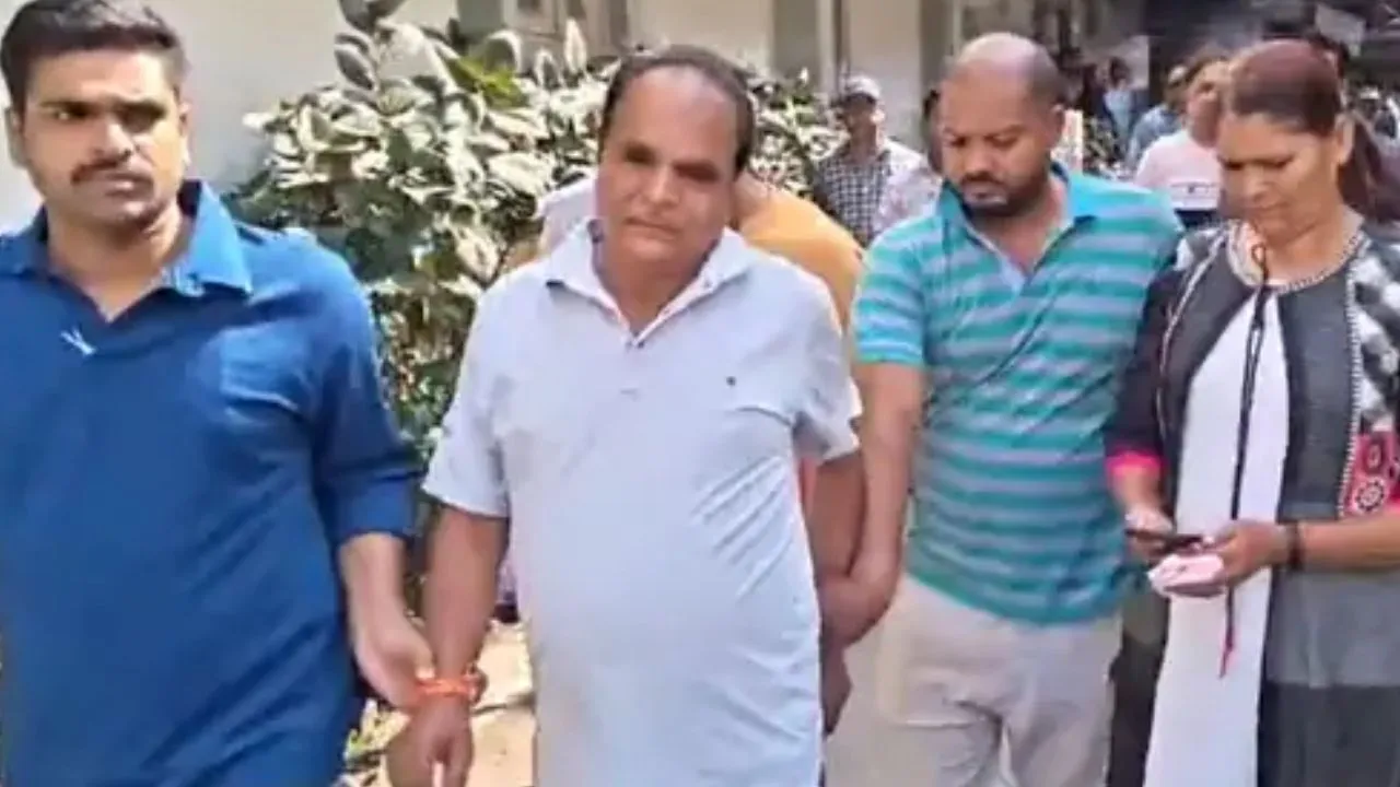 लोकायुक्त पुलिस ने नगर निगम के लिपिक को रिश्वत लेते रंगे हाथ दबोचा, NOC जारी करने के एवज में मांगी थी घूस