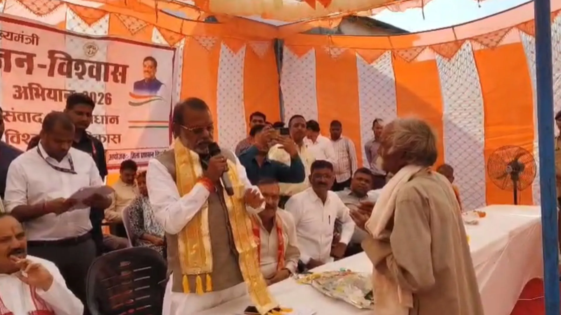 निवाड़ी में मंत्री नारायण कुशवाहा की अधिकारियों को चेतावनी, बोले – ‘गरीब को परेशान किया तो नौकरी के लायक नहीं रहोगे