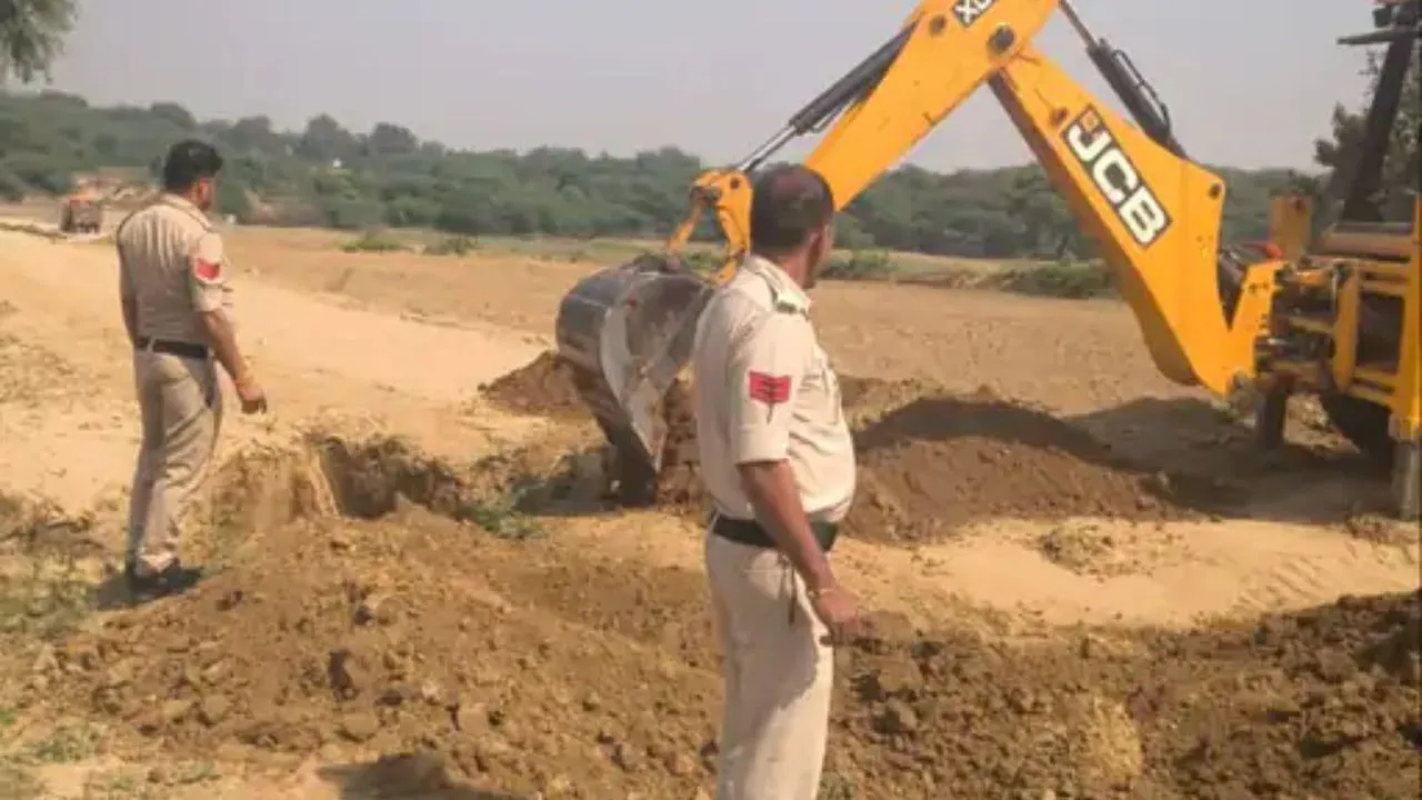 मुरैना में रेत माफिया पर पुलिस का एक्शन, जेसीबी से खुदवाकर बंद कराए दो रास्ते
