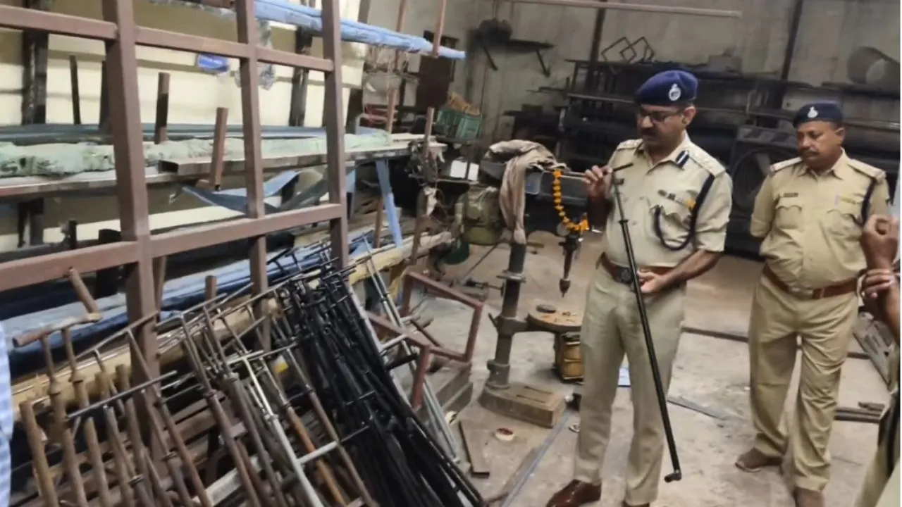 ग्वालियर एसपी का एक्शन, कारखाने पर मारा छापा, 58 कार्बाइड गन बरामद, बाजार में दो दुकानों से भी जब्ती