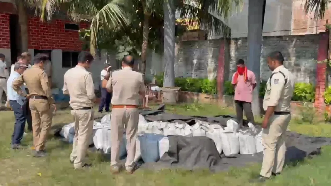 Chhtarpur news: नकली खाद के गौरख धंधे पर पुलिस की नकेल, 650 बोरी DAP खाद बरामद की