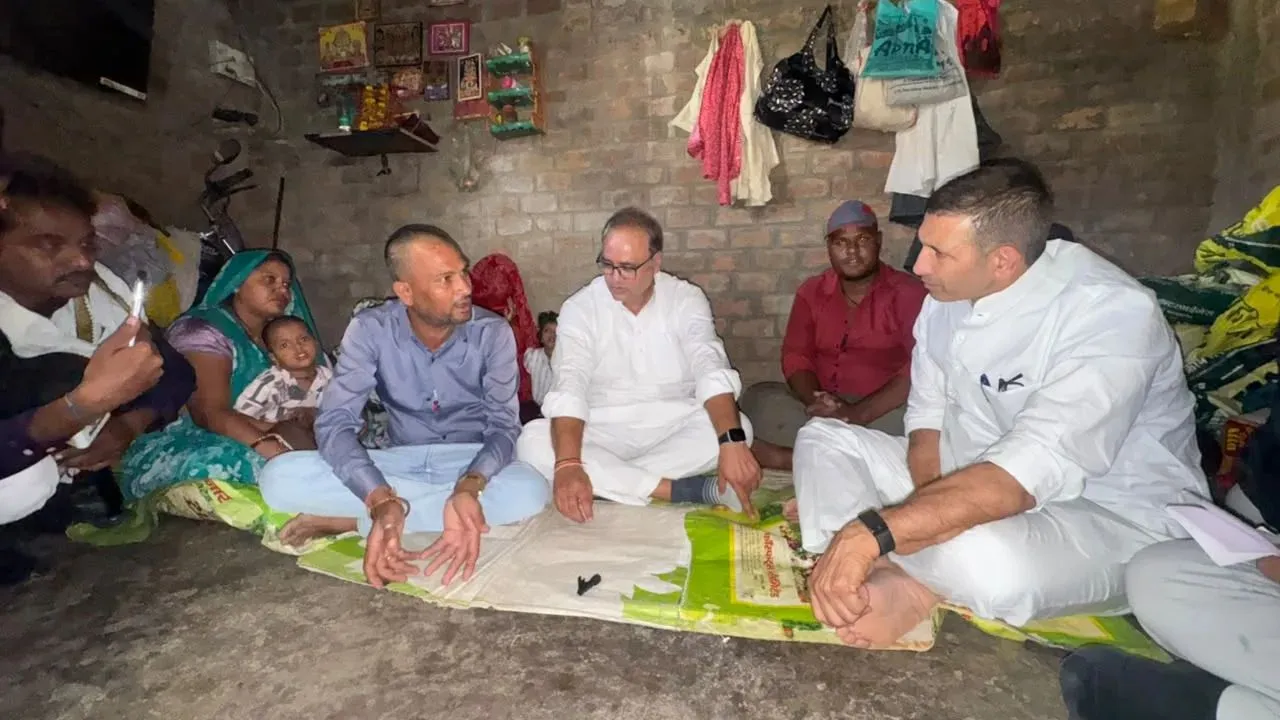 देवास जहरीली शराब मौत मामला! प्रशासन पर भड़के जीतू पटवारी, परिजनों को दी सांत्वना, कलेक्टर के निलंबन की मांग