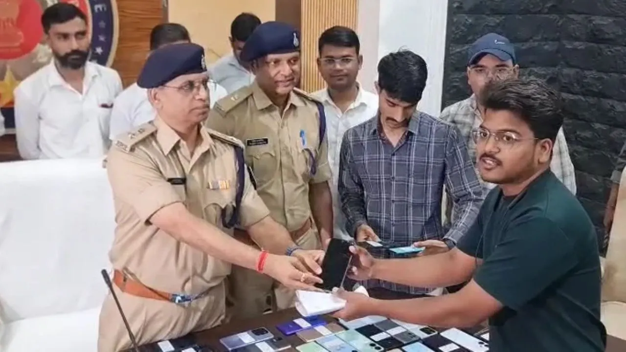इंदौर क्राइम ब्रांच ने खोज निकाले करीब 20 लाख रुपये के 112 गुम हुए मोबाइल, असली मालिकों को सौंपे
