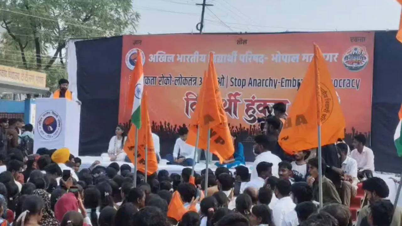 भोपाल में ABVP का ‘लोकतंत्र बचाओ’ प्रदर्शन, विपक्षी नेताओं पर बोला हमला, वोट चोरी-SIR के आरोपों पर उठाए सवाल