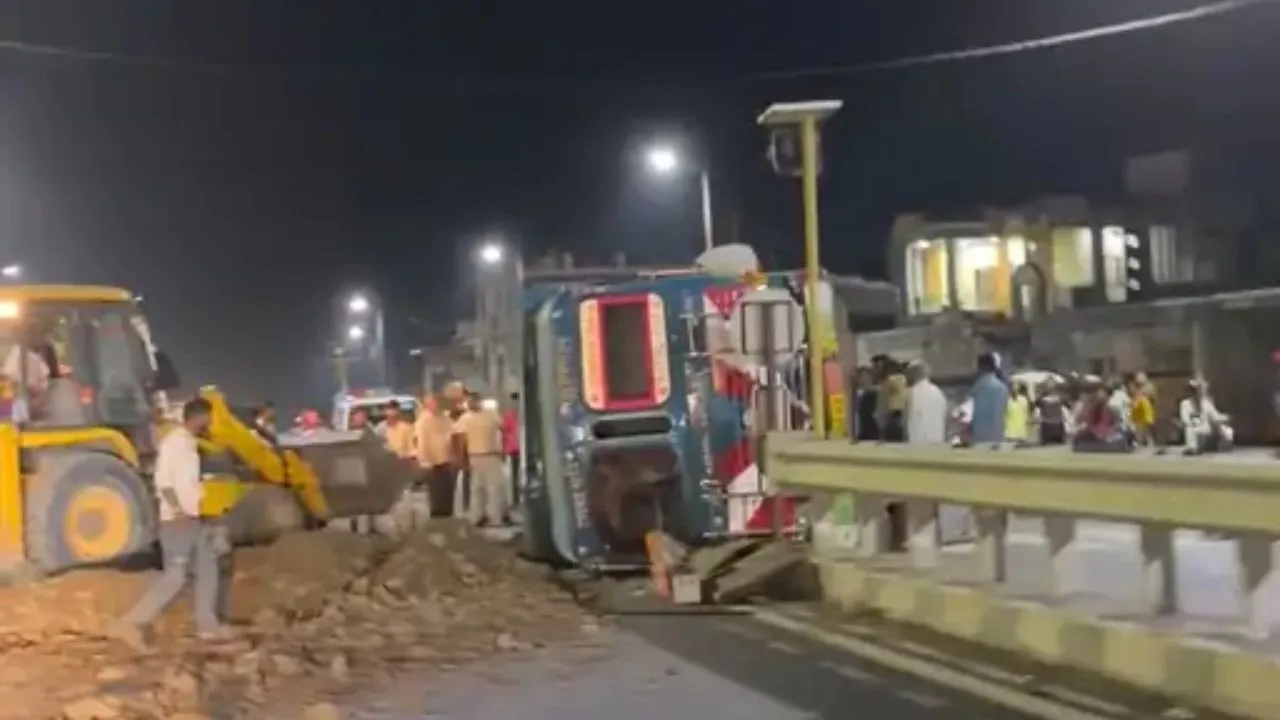 उज्जैन-आगर रोड पर मुरम से भरा डंपर पलटा, सड़क पर बिखरी मुरम से लगा जाम