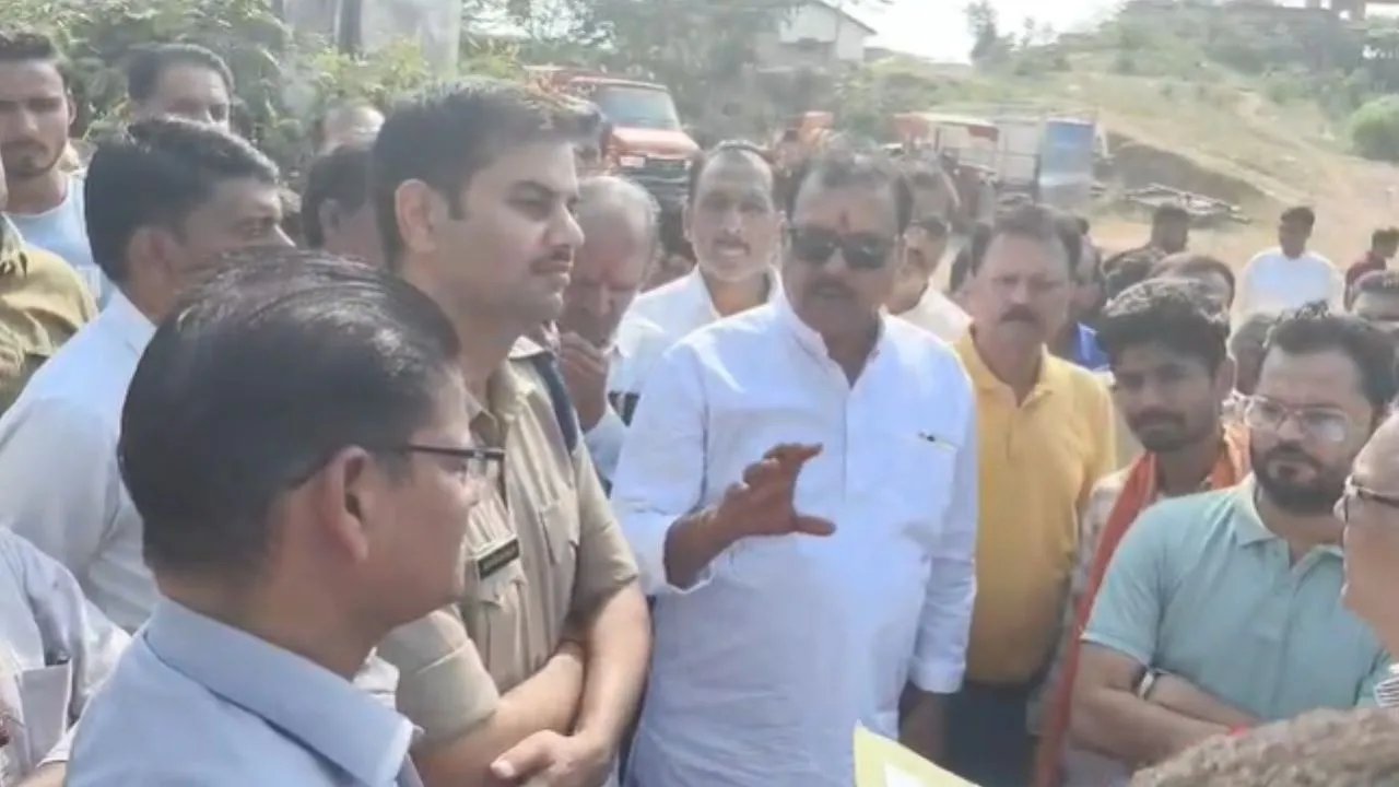 छतरपुर में शासकीय डॉक्टर आवास तोड़ने पर बवाल, विधायक राजेश शुक्ला ने उठाए सवाल, प्रशासन को दिया तीन दिन का अल्टीमेटम