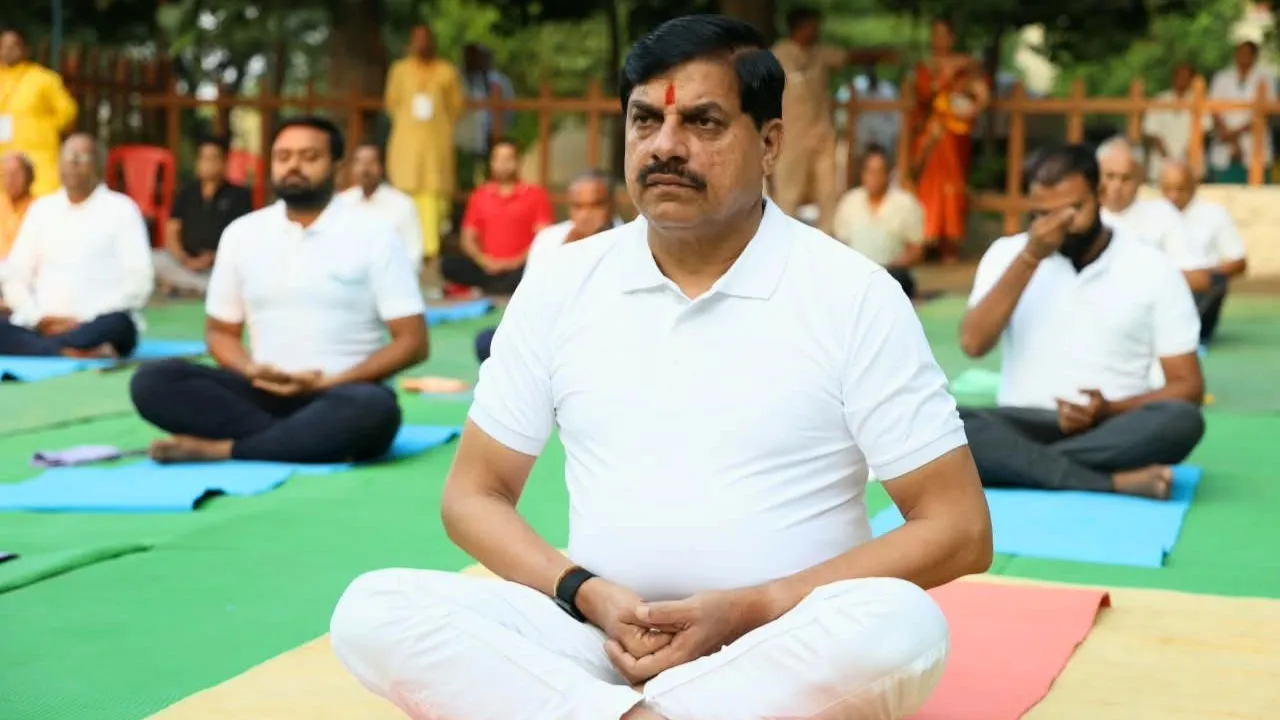 सीएम डॉ. मोहन यादव ने सेंधवा के गायत्री धाम में किया योगाभ्यास, स्वस्थ जीवनशैली अपनाने का संदेश दिया