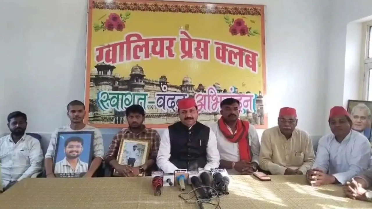 शीतला माता मंदिर हादसा: समाजवादी पार्टी ने मृतकों के परिजनों को 50 लाख रुपये मुआवजा और सरकारी नौकरी देने की मांग