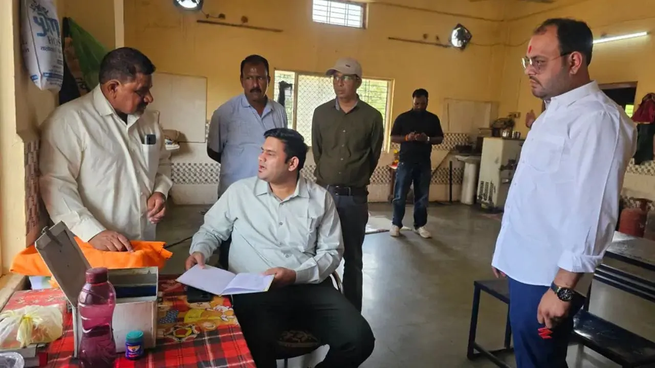 मंदसौर में दीनदयाल रसोई के निरीक्षण में मिली गड़बड़ी, 5 रुपए की थाली के वसूले 10 रुपए, रैन बसेरा में भी अव्यवस्था