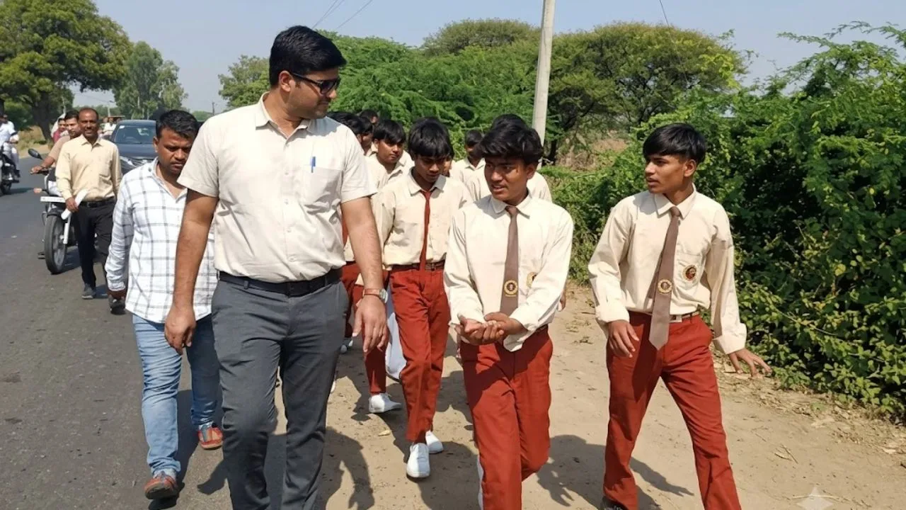 समस्याओं से परेशान होकर कलेक्ट्रेट के लिए पैदल निकले स्कूली छात्र, 20 किलोमीटर का लंबा सफर किया तय