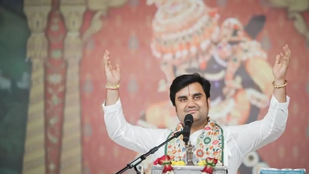 इंदौर के DAVV में ‘Gen-Z चर्चा’ का आगाज, कथावाचक इंद्रेश उपाध्याय संग संवाद में जुटे युवा