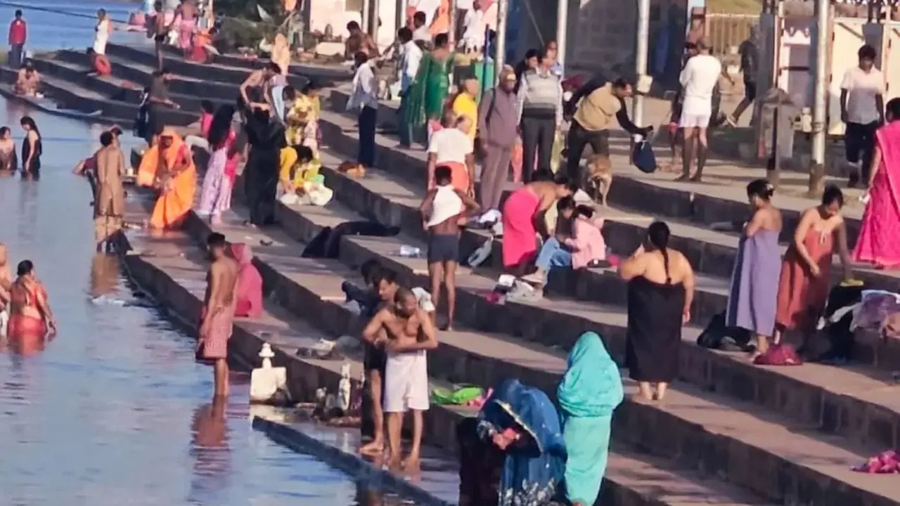 कार्तिक मास में नर्मदा के घाटों पर आस्था की डुबकी लगा रहे श्रद्धालु, दान-पुण्य का सिलसिला जारी
