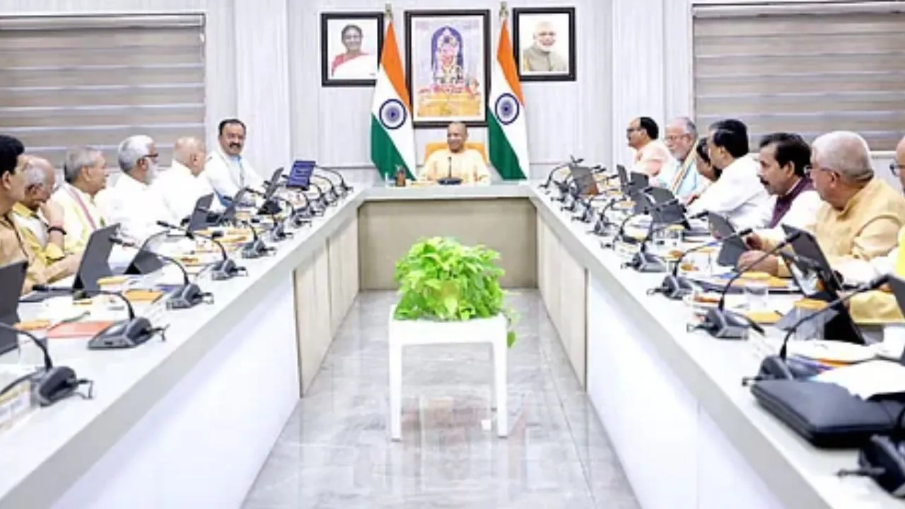 योगी कैबिनेट की बैठक में 22 प्रस्तावों को मंजूरी, शिक्षकों-कर्मचारियों को कैशलेस इलाज, सैनिक स्कूल को मुफ्त जमीन, पढ़ें खबर