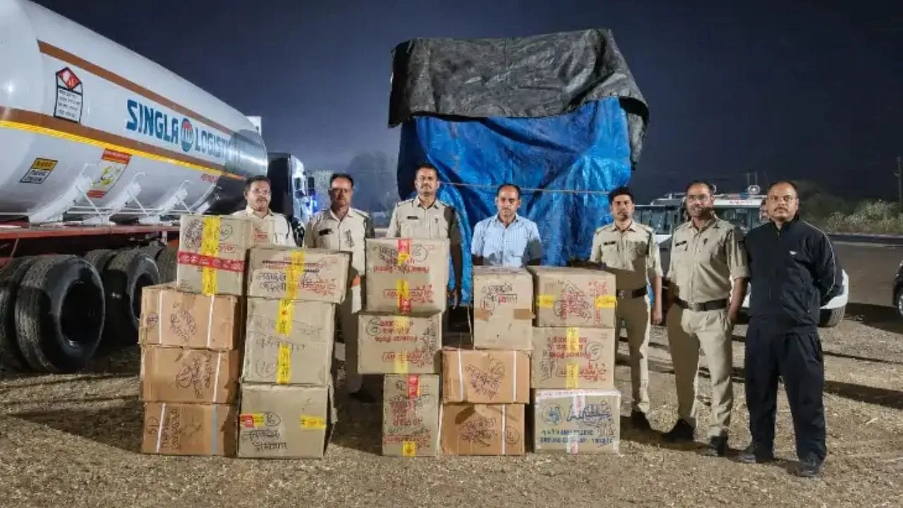 दिवाली से पहले गुना पुलिस की कार्रवाई, ट्रक से जब्त किए पटाखे, चालक गिरफ्तार