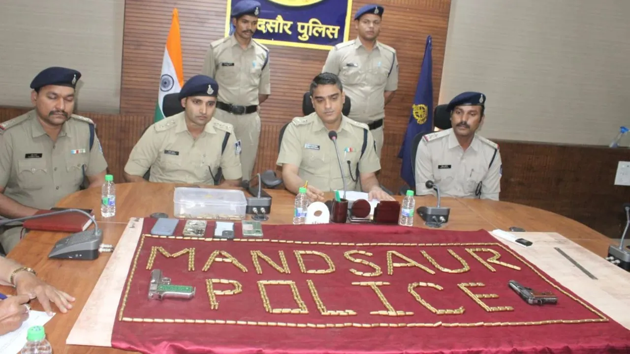 मंदसौर में अवैध हथियारों पर पुलिस का एक्शन, 2 पिस्टल और 700 जिंदा कारतूस जब्त, चार आरोपी गिरफ्तार