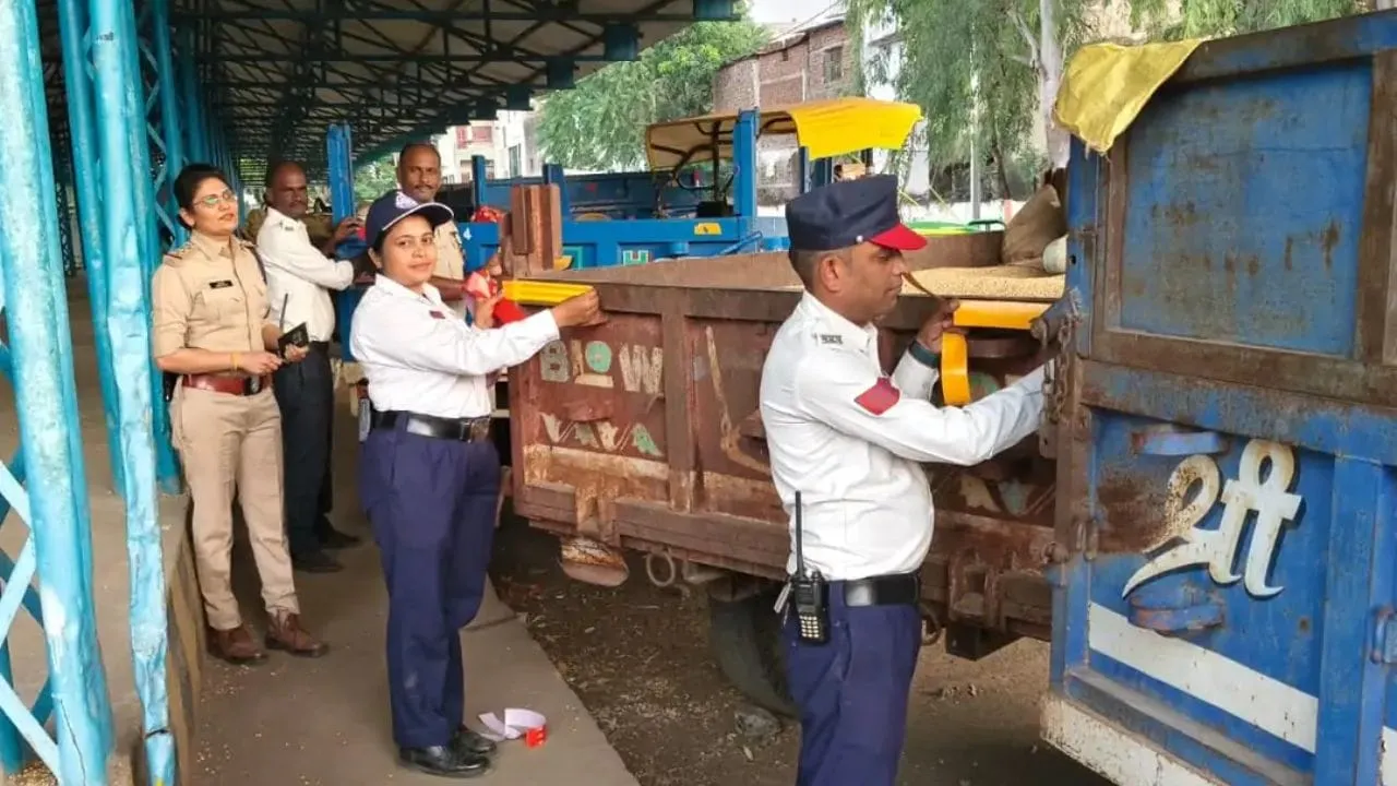 हरदा में यातायात पुलिस का सड़क सुरक्षा के लिए विशेष अभियान, ट्रैक्टर-ट्रॉलियों पर लगाए रेडियम टेप और रिफ्लेक्टर