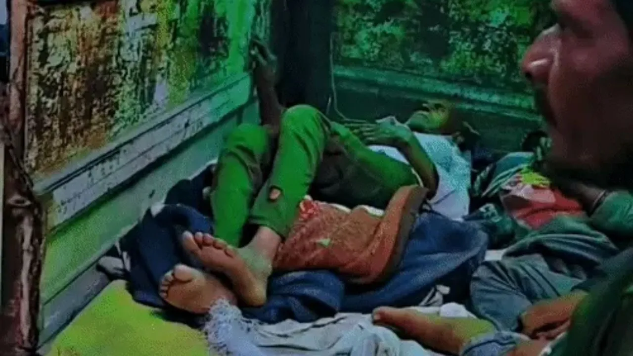 2 घंटे इंतजार के बाद भी नहीं आई एंबुलेंस, ऑक्सीजन लगाकर लोडिंग वाहन से मरीज को किया रेफर