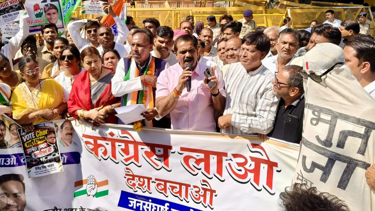 इंदौर में कांग्रेस की जनसंघर्ष महारैली, भाजपा पर वोट चोरी के आरोप, ज्ञानेश कुमार के इस्तीफे की मांग, राष्ट्रपति के नाम सौंपा ज्ञापन
