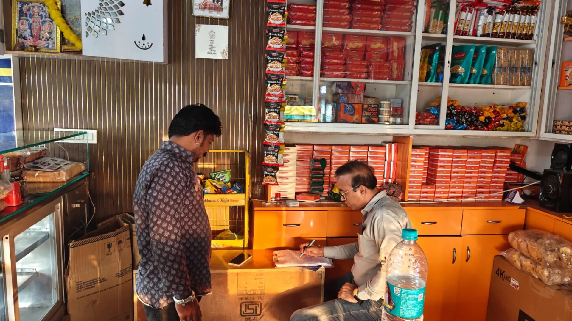 इंदौर में दीपावली से पहले खाद्य विभाग की कार्रवाई, 8 जगहों पर किया निरीक्षण, 19 खाद्य पदार्थों के नमूने लिए