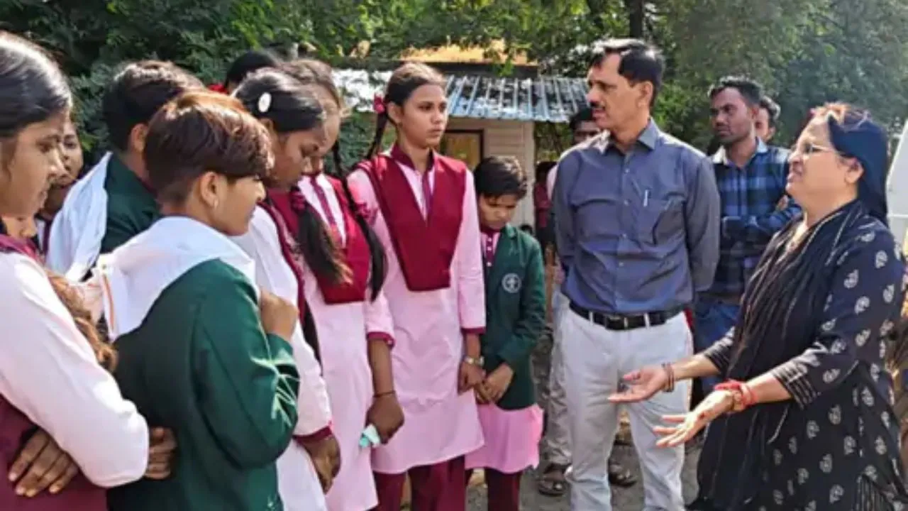 अधीक्षिका के निलंबन से नाराज छात्राओं ने तोड़ा हॉस्टल का ताला, कलेक्टर से मिलने निकलीं