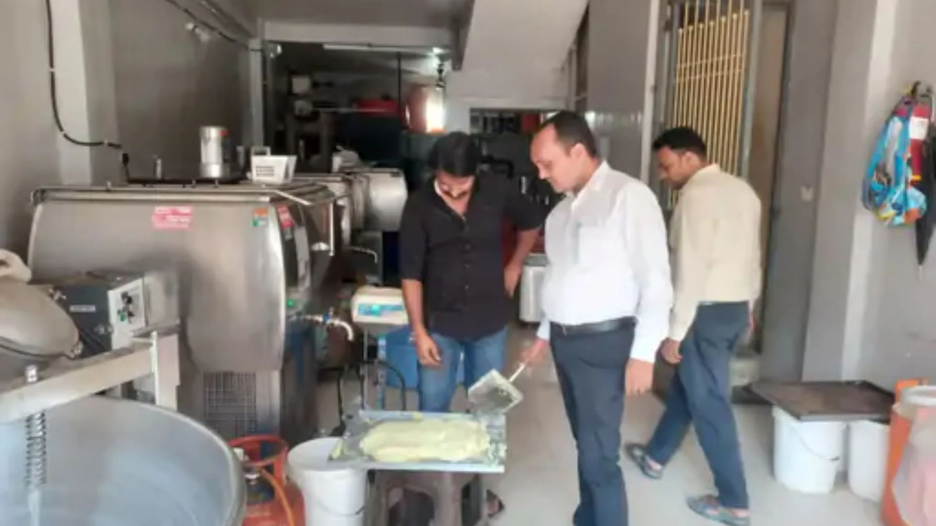 धार में फूड सेफ्टी विभाग की कार्रवाई, मावा, पनीर और मिठाई समेत 14 नमूने लिए, दुकानदारों को सफाई के निर्देश दिए गए