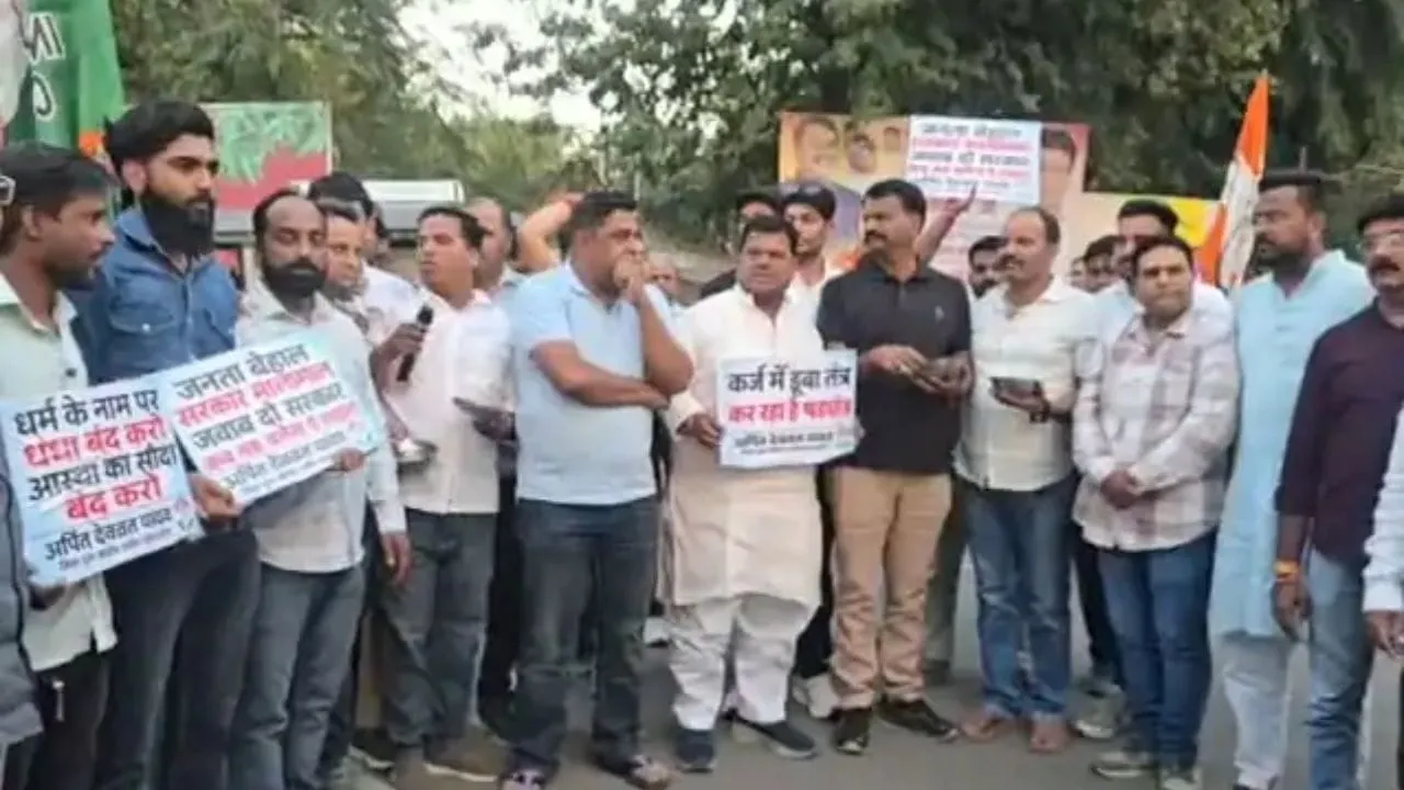 उज्जैन में युवा कांग्रेस का हाथों में कटोरा लेकर प्रदर्शन, मंदिरों की संपत्ति गिरवी रख कर्ज लेने की योजना पर जताया विरोध