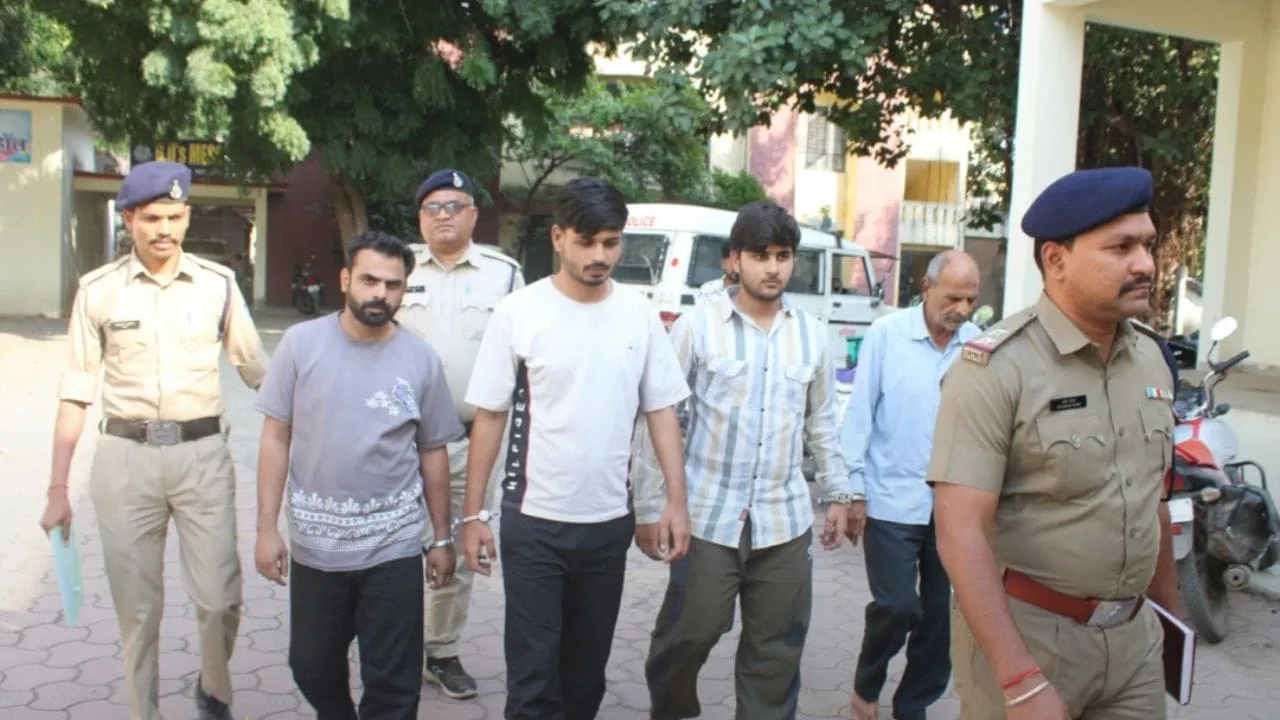 मंदसौर में हथियारों की तस्करी का खुलासा, मिठाई और तेल के डब्बे से मिले 2 पिस्टल और 700 कारतूस