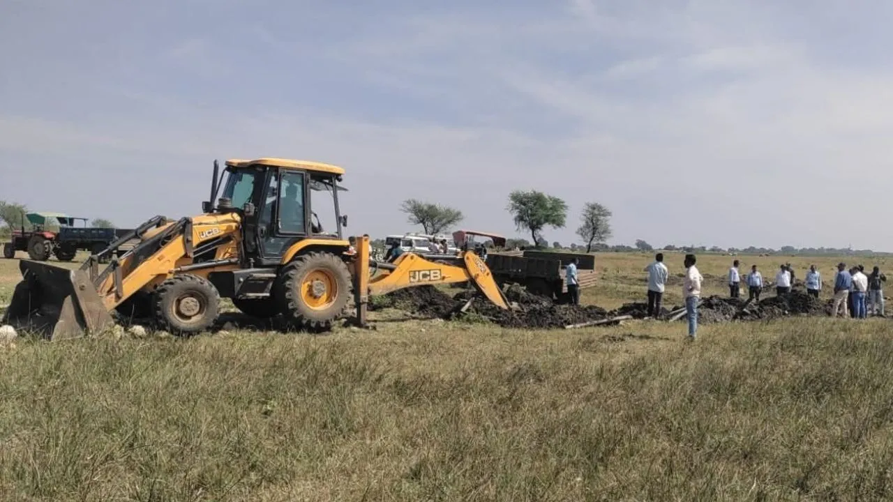 नीमच के जाजूसागर बांध में पानी चोरी को लेकर प्रशासन सख्त, JCB से उखाड़े अवैध पाइप, दो ट्रॉली सामग्री जब्त