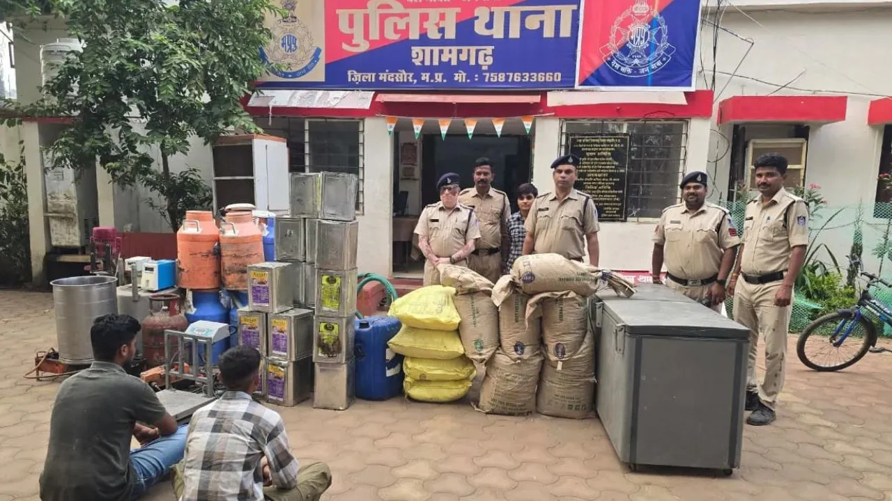 मंदसौर में नकली दूध बनाने की फैक्ट्री पर पुलिस का छापा, दो आरोपी गिरफ्तार, 10 लाख रुपये का सामान जब्त