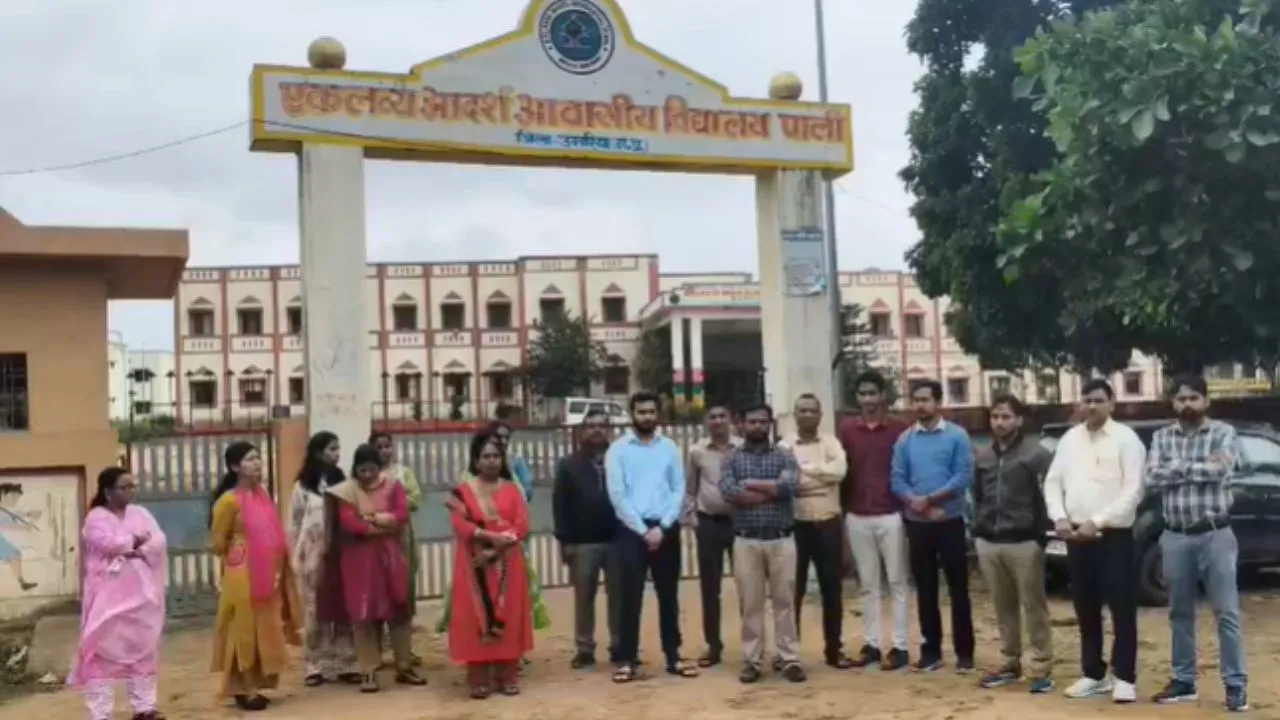 उमरिया में एकलव्य स्कूल की महिला शिक्षिकाओं का विरोध प्रदर्शन, प्राचार्य पर लगाए गंभीर आरोप, थाने पहुंचकर की शिकायत