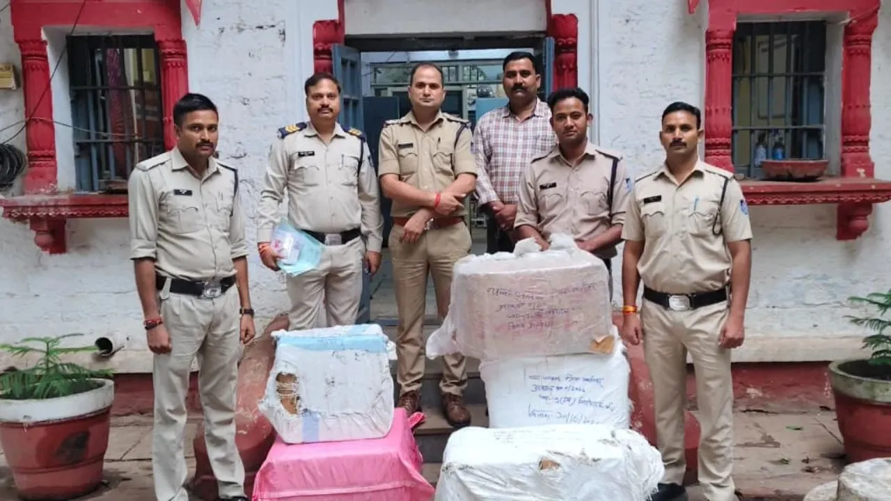 ग्वालियर पुलिस ने बंद होटल के कमरों में बने गोदाम से जब्त किये अवैध पटाखे, दो दुकानदारों के विरुद्ध कार्रवाई