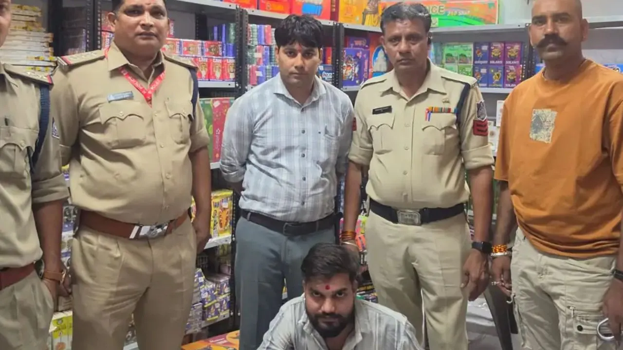 दिवाली से पहले उज्जैन पुलिस की कार्रवाई, पकड़े अवैध रूप से रखे गए लाखों के पटाखे