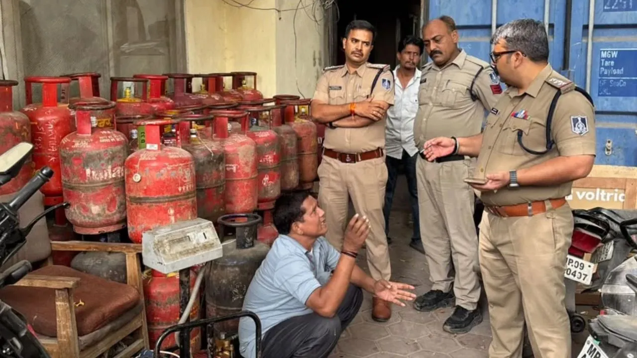 इंदौर: मकान के अंदर चल रहा था गैस रिफिलिंग का खेल, पुलिस ने दो आरोपियों को दबोचा, 49 सिलेंडर जब्त
