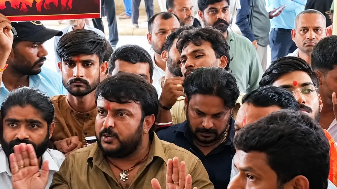 मांगों को लेकर सड़क पर उतरा सवर्ण समाज, कलेक्टर के नहीं मिलने पर भड़के प्रदर्शनकारी