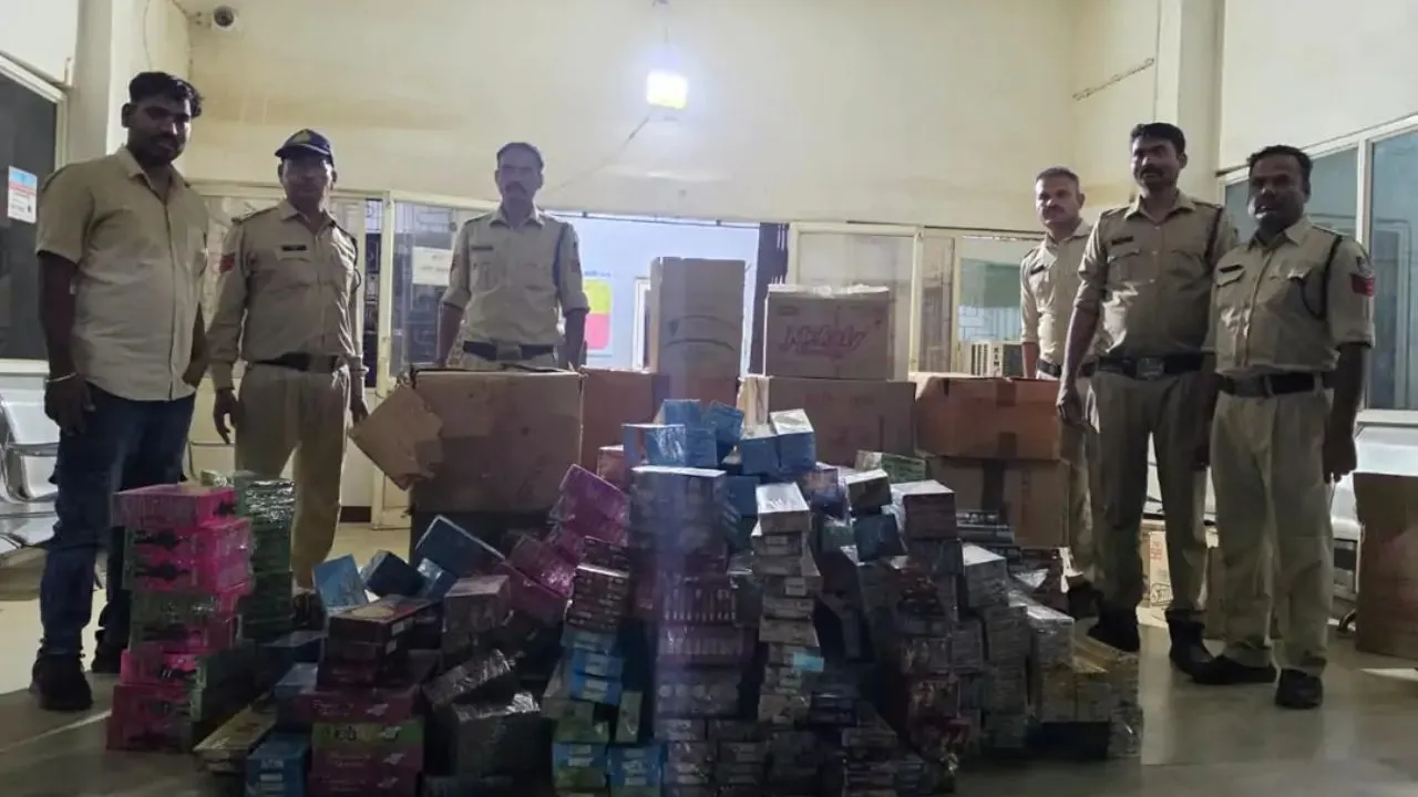 मंदसौर में रिहायशी इलाके के गोदाम पर पुलिस का छापा, पटाखों का स्टॉक जब्त, मालिक पर केस दर्ज