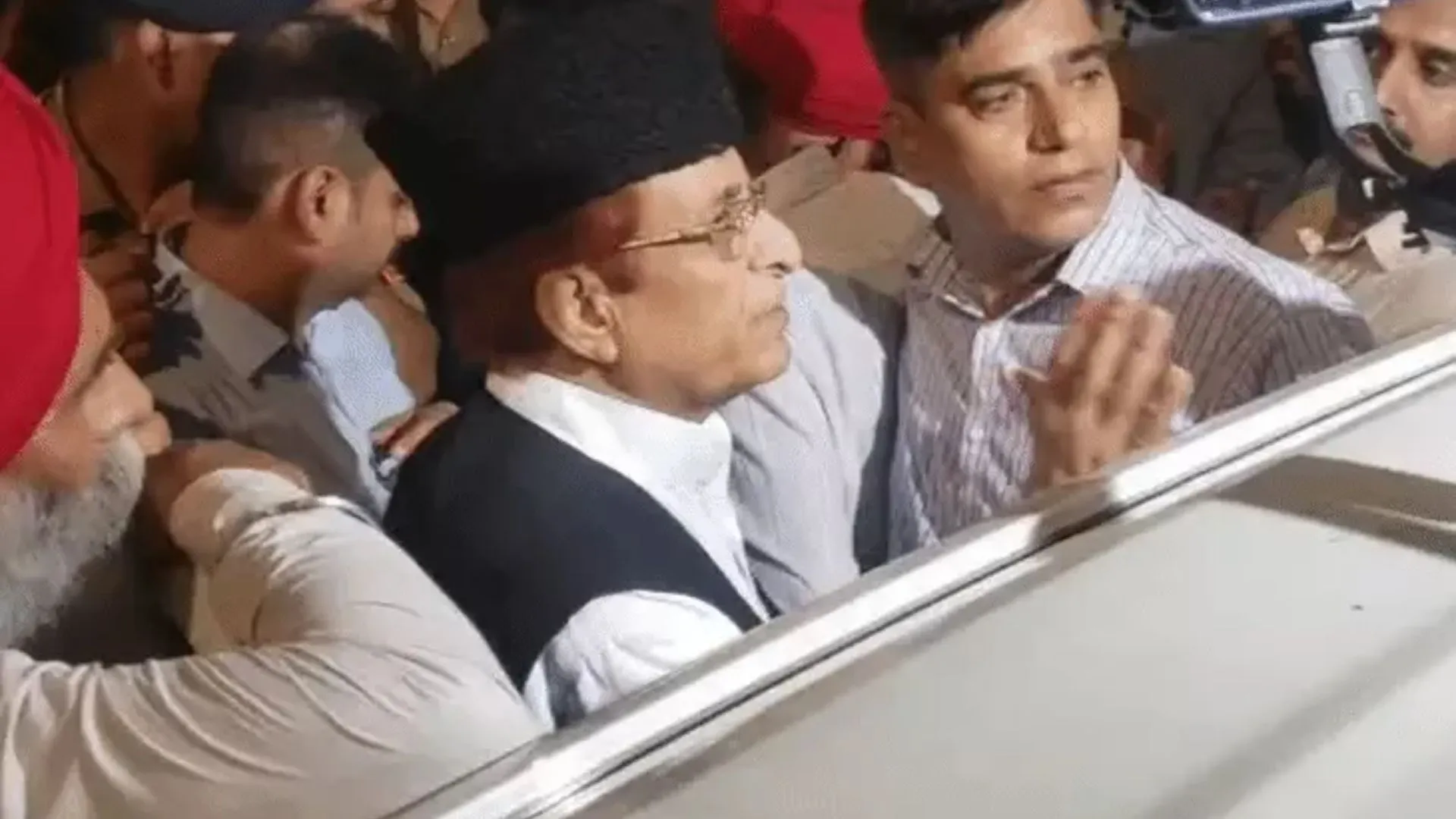 जेल का गेट खुलते ही आजम खान को ED ने घेरा, वकीलों से बहस के बाद गाड़ी में बैठाकर ले गई टीम