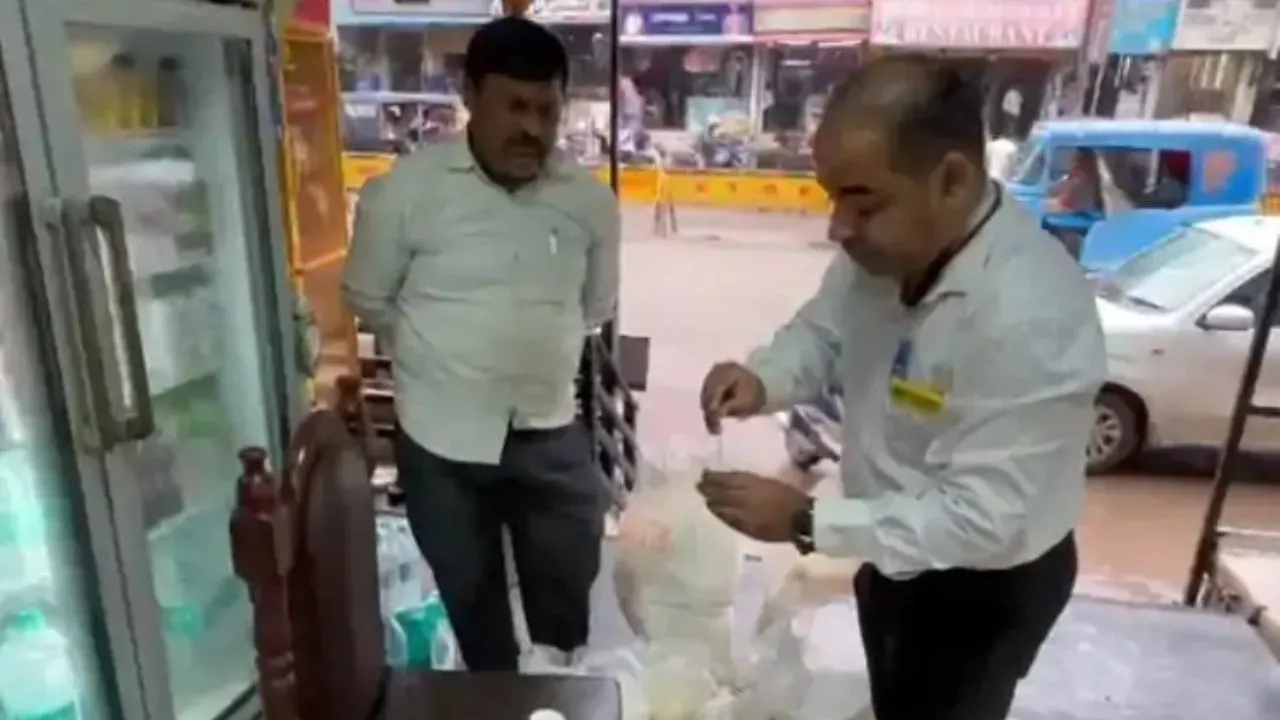 मैहर में खाद्य विभाग का जांच अभियान, दुकानों से लिए मिठाई के नमूने, जब्त कर नष्ट किया अमानक मावा