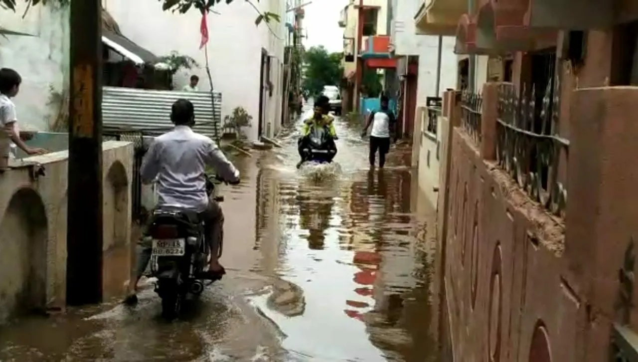 Betul में बारिश बनी मुसीबत, कहीं सड़कों पर बाढ़ तो कहीं घरों में घुटनों तक भरा पानी, देखें Video
