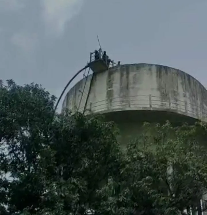 Chhindwara News: नौकरी मांगने पानी की टंकी पर चढ़ा युवक, मचा बवाल, देखें VIDEO