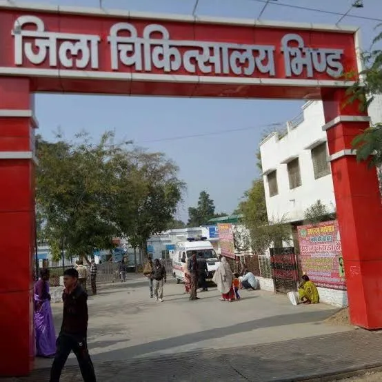 Bhind news: नर्स की लापरवाही, अस्पताल के बाहर महिला ने बच्चे को दिया जन्म, ठंड से नवजात की मौत