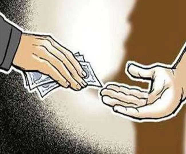 तहसील के बाबू 1500 रुपये की रिश्वत लेते चढ़े लोकायुक्त के हत्थे