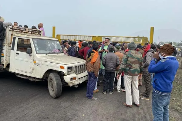 सिंगरौली : कंपनी में कार्य के दौरान झुलसे व्यक्ति ने इलाज के दौरान तोड़ा दम, गुस्साए ग्रामीणों ने शव को कंपनी गेट पर रखकर शुरू किया प्रदर्शन