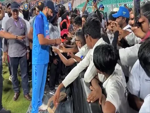 सबकुछ छोड़ फैंस के पास पहुंचे Rohit Sharma, सोशल मीडिया पर वायरल हुआ वीडियो