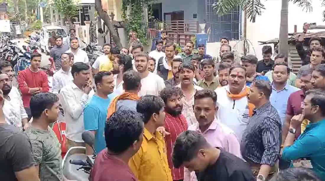 धर्मांतरण मामला : यीशु की प्रार्थना पर भड़के बजरंग दल के कार्यकर्ता, किरायेदारदार के घर मिली धार्मिक किताबें