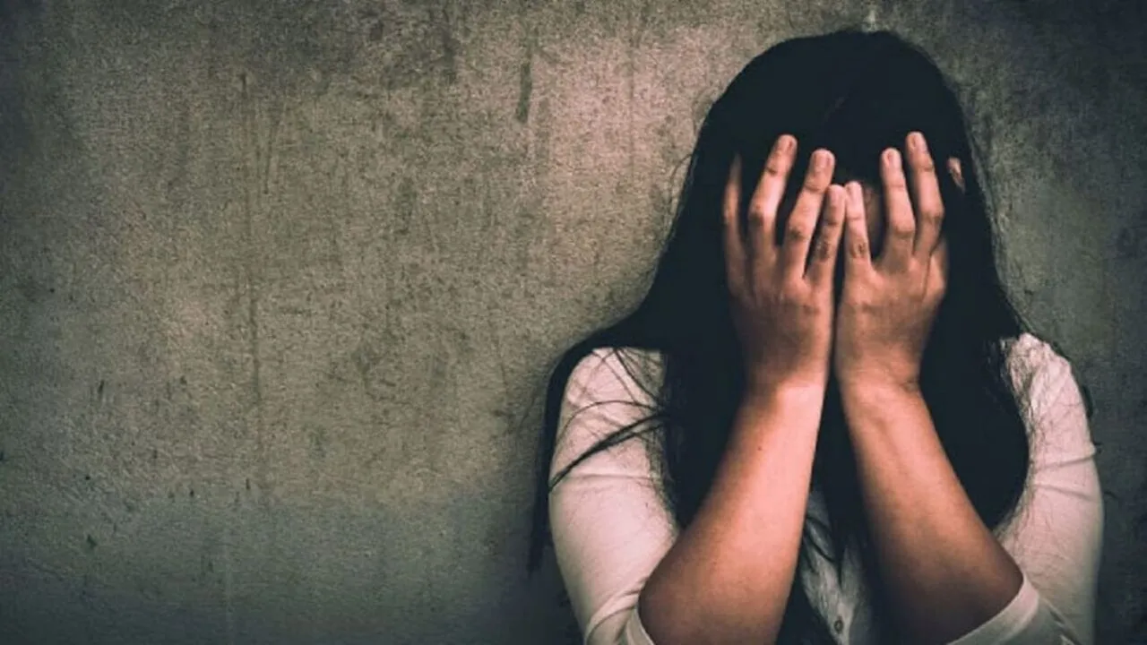 अस्‍पताल के टॉयलेट में बच्चे को जन्‍म देकर गायब हुई नाबालिग, इंदौर कलेक्टर, CMHO को नोटिस