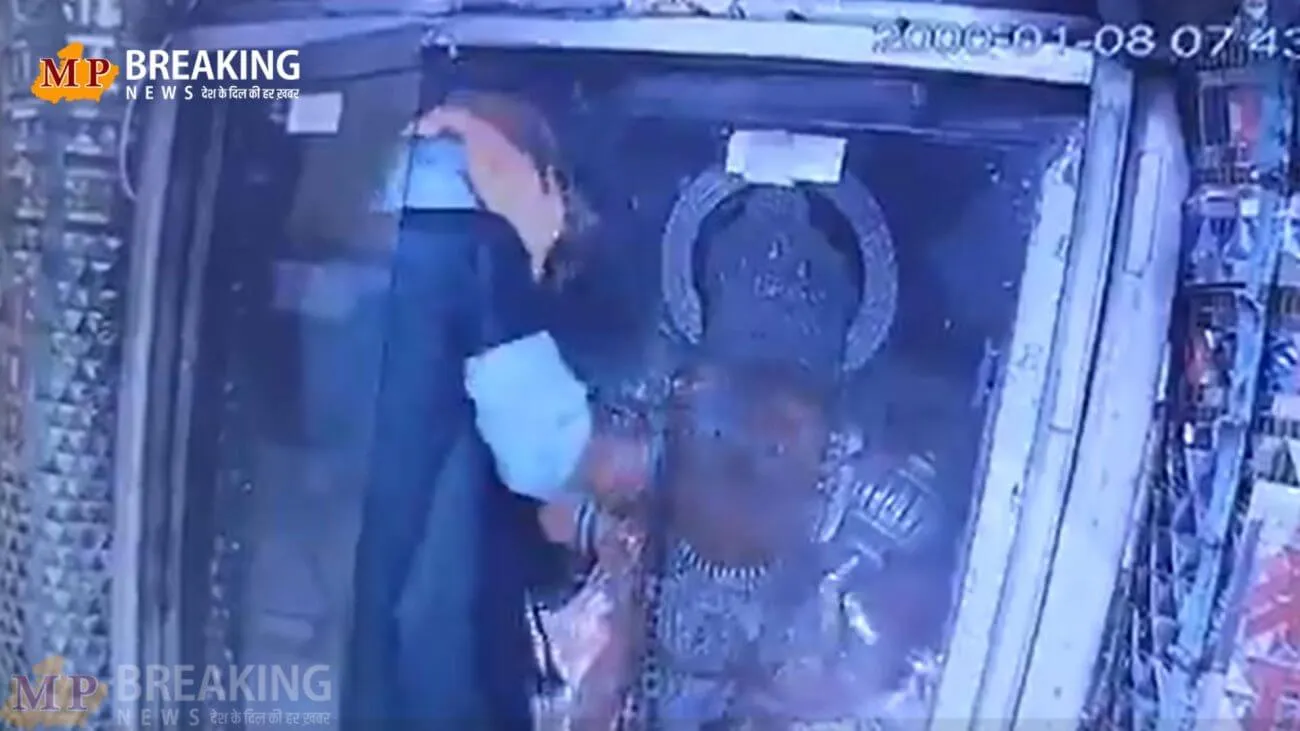 गुना की हनुमान टेकरी से 11 किलो चांदी के आभूषण ले उड़े चोर, गार्ड को बंधक बनाकर घटना को दिया अंजाम