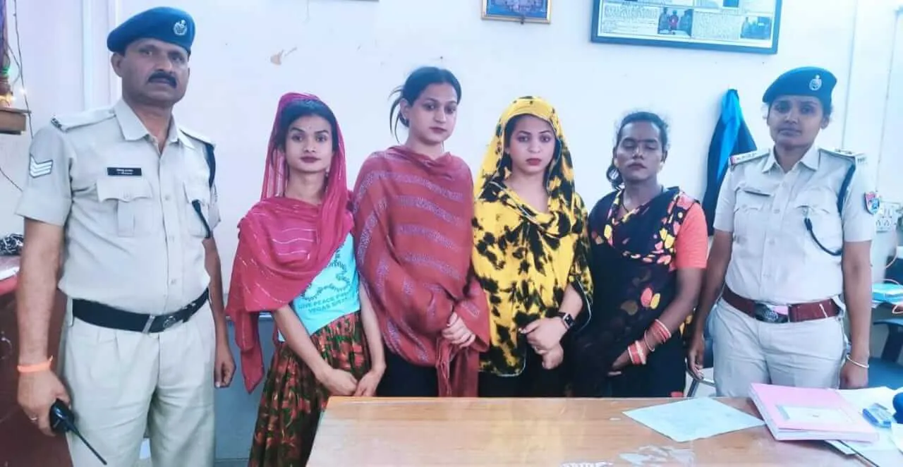 भोपाल स्टेशन पर यात्रियों से अवैध वसूली कर रहे किन्नरों पर आरपीएफ की कार्रवाई