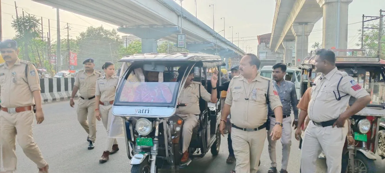 "नशे से दूरी है जरूरी" अभियान का शानदार 5वां दिन-ऑटो, मैजिक तथा अन्य सार्वजनिक वाहनों में पोस्टर चिपकाकर नशा मुक्ति का दिया संदेश