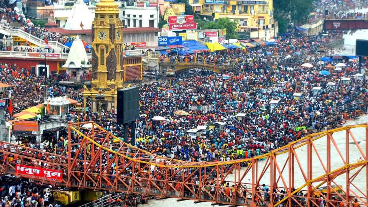 हरिद्वार में कांवड़ियों का सैलाब, श्रावण शिवरात्रि पर भोलेनाथ के दर्शन को उमड़ी भारी भीड़