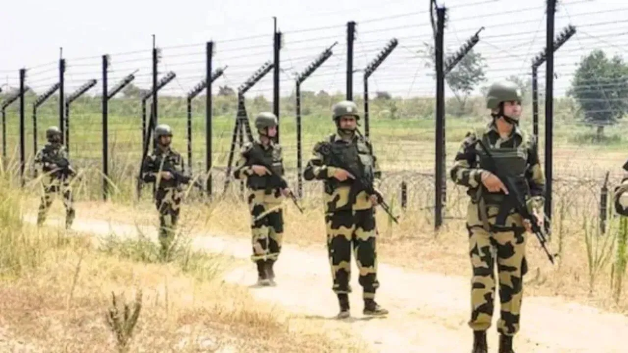 कच्छ बॉर्डर पर BSF की बड़ी कार्रवाई, 15 पाकिस्तानी मछुआरे गिरफ्तार